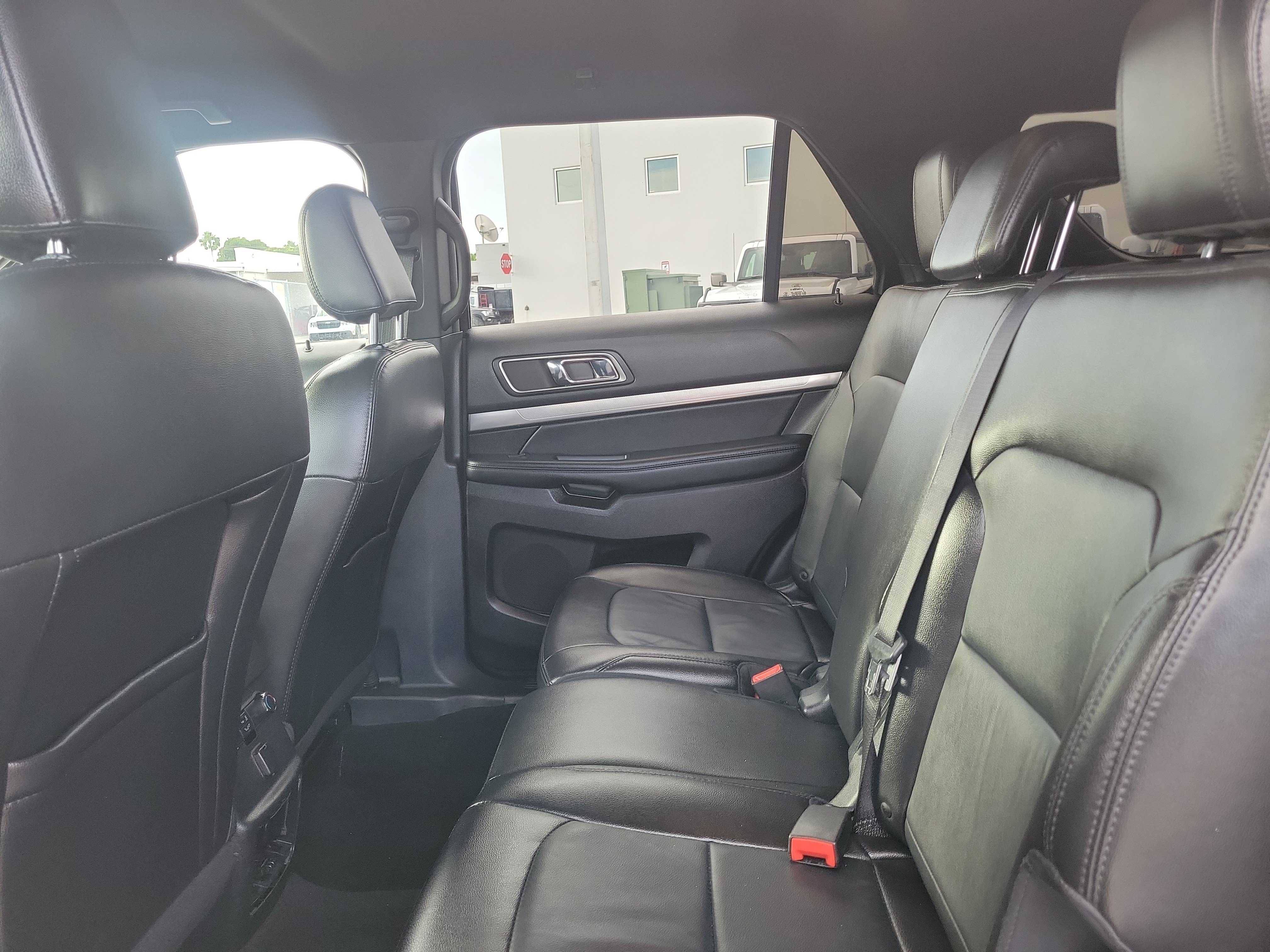 Used 2018 Ford Explorer XLT w/ Equipment Group 202A FWD image 18