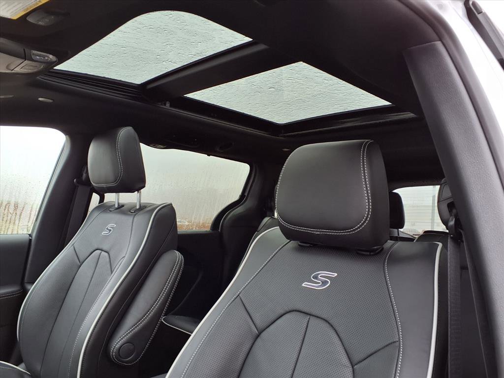 New 2026 Chrysler Pacifica Limited w/ S Appearance Package image 5
