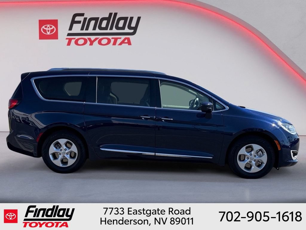 Used 2018 Chrysler Pacifica Touring-L FWD image 11