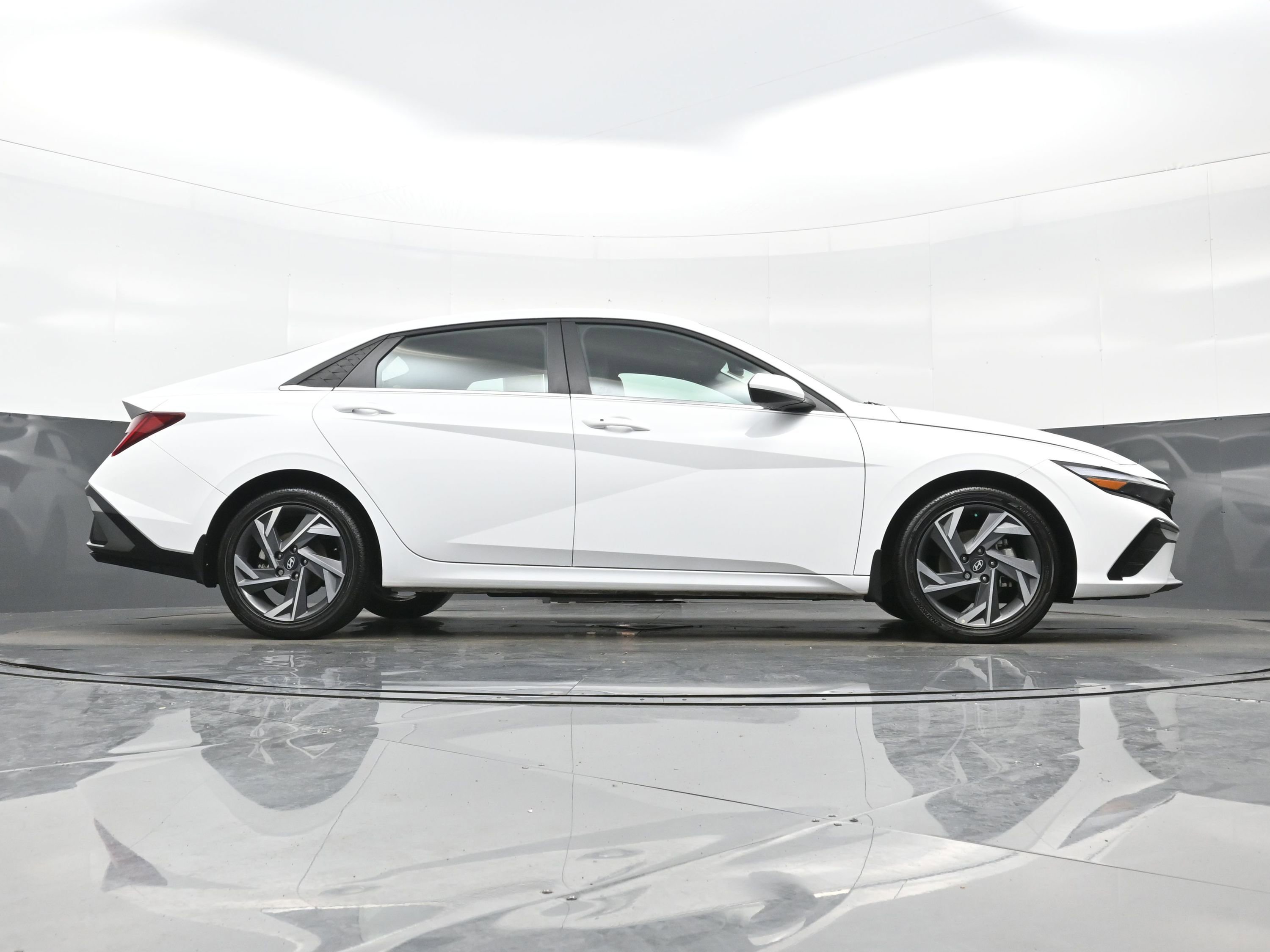 Certified 2025 Hyundai Elantra SEL FWD image 31