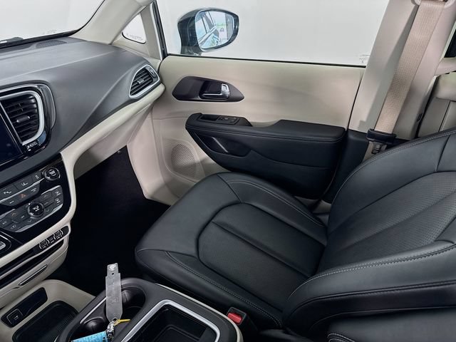 Used 2024 Chrysler Pacifica Touring-L FWD image 23