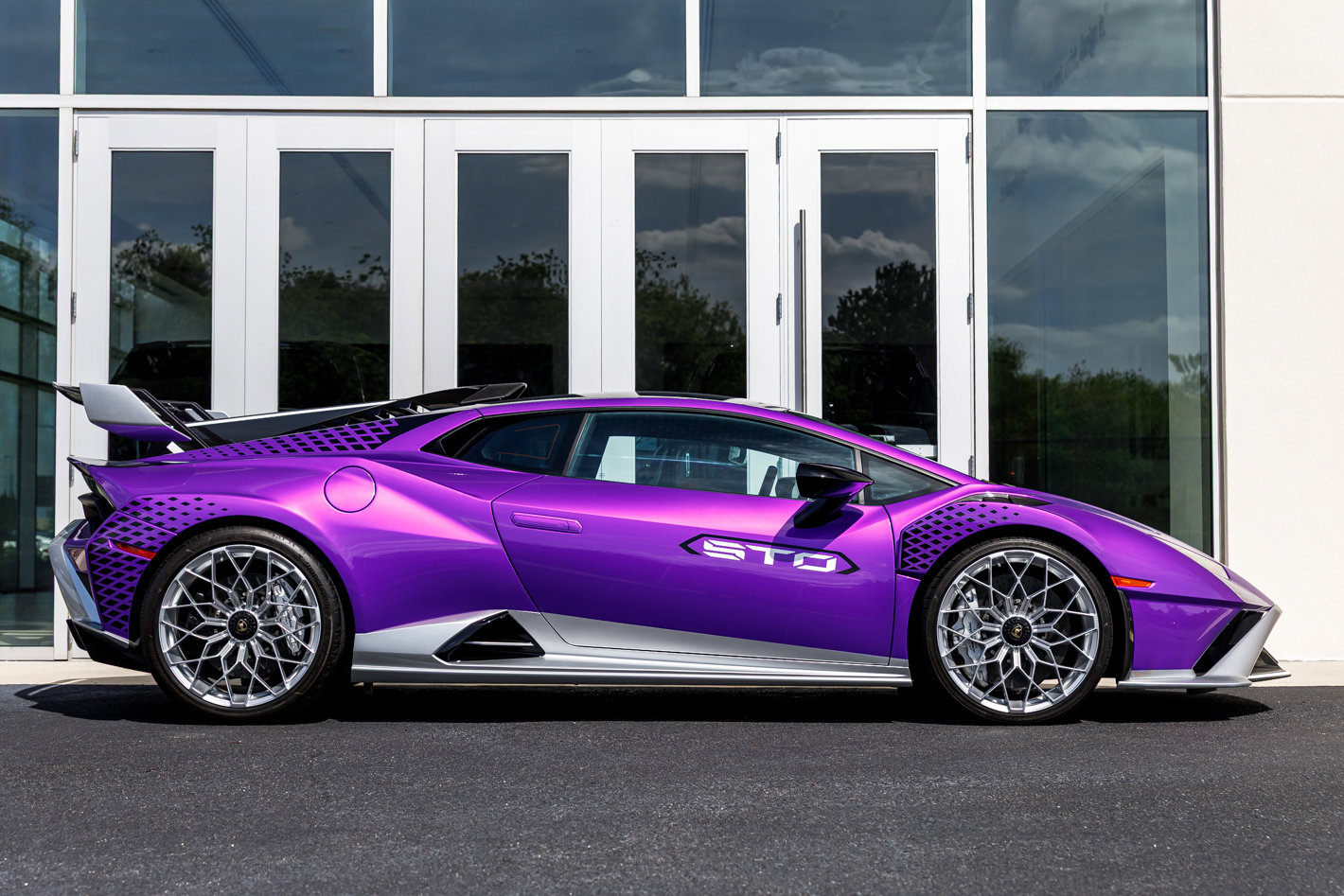 Used 2023 Lamborghini Huracan STO image 22