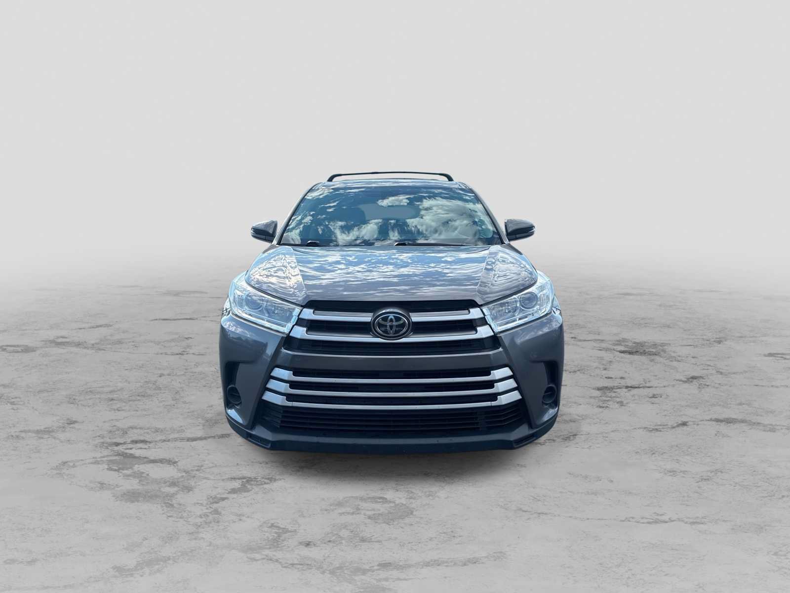 Used 2019 Toyota Highlander LE AWD/4WD image 3