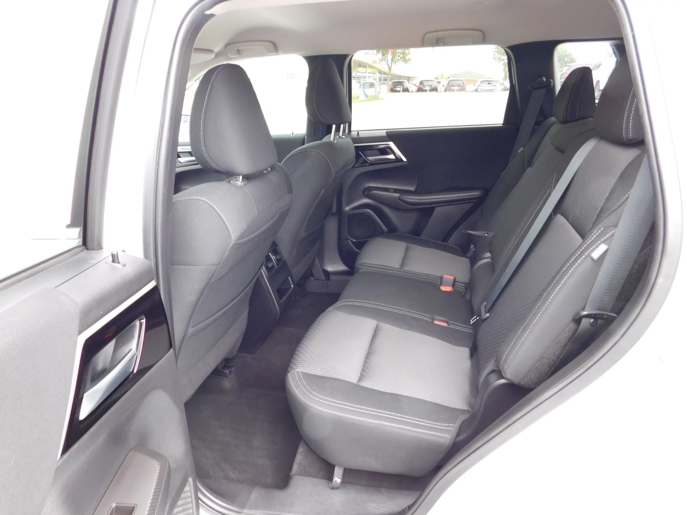 Used 2024 Mitsubishi Outlander ES AWD/4WD image 11