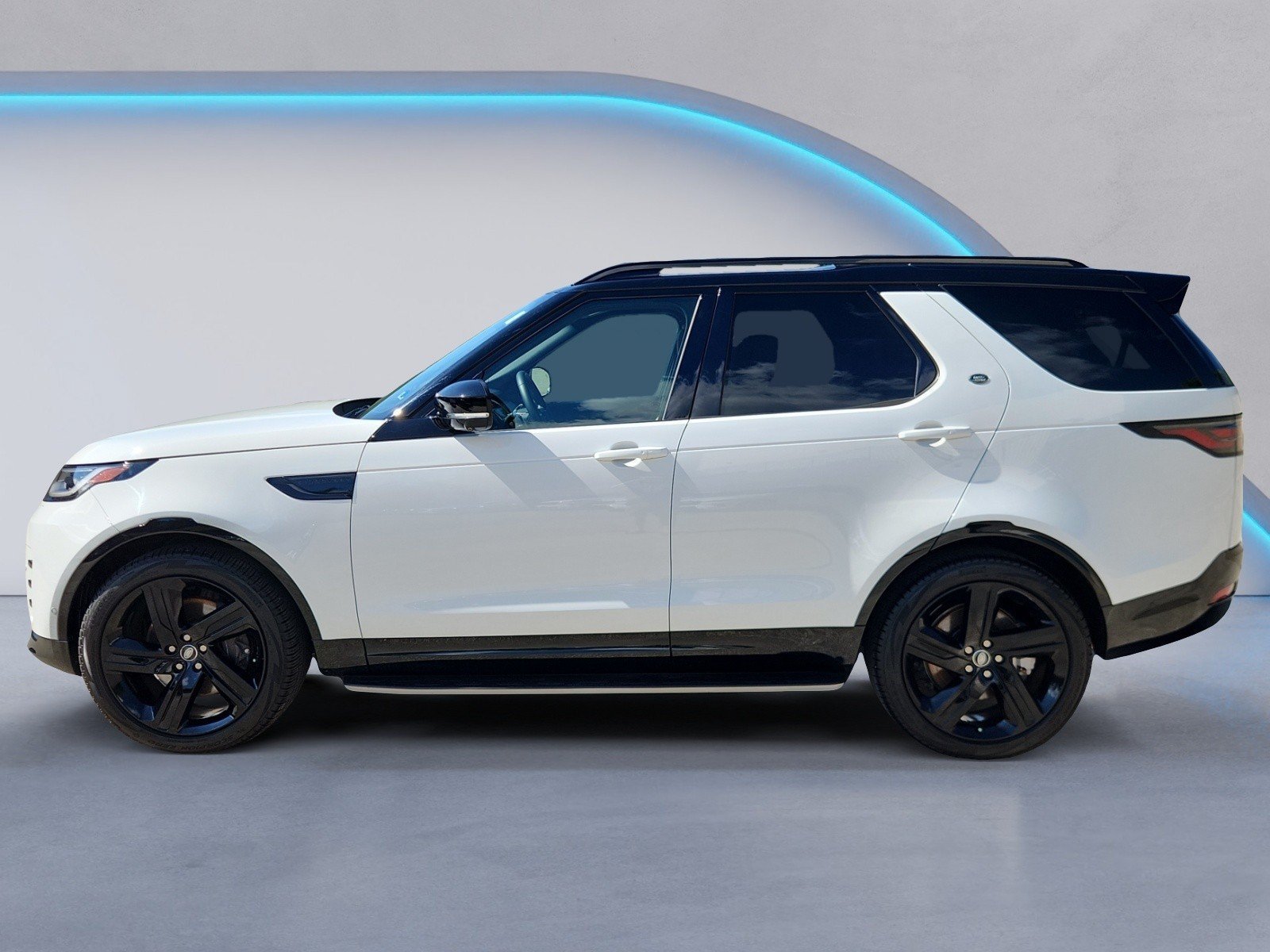 Used 2025 Land Rover Discovery Dynamic SE AWD/4WD image 3