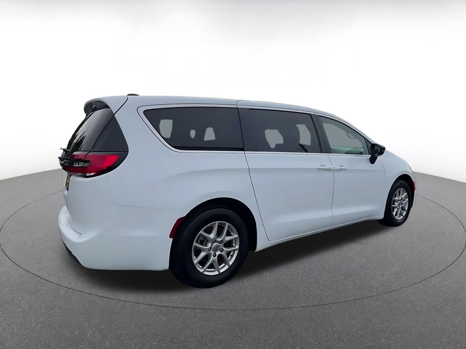Used 2025 Chrysler Pacifica Select FWD image 14