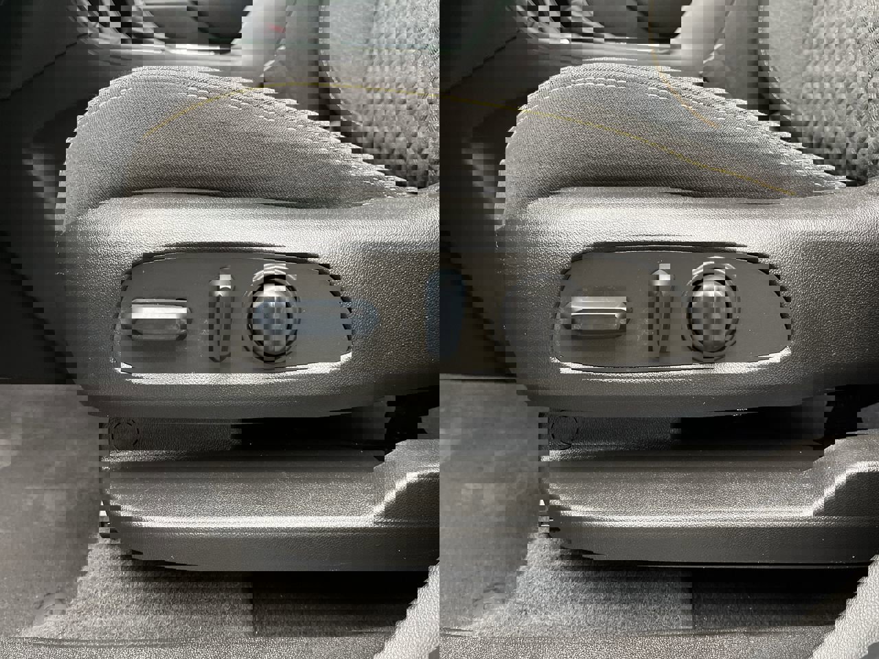 Used 2022 Chevrolet Equinox LT w/ Driver Convenience Package image 9