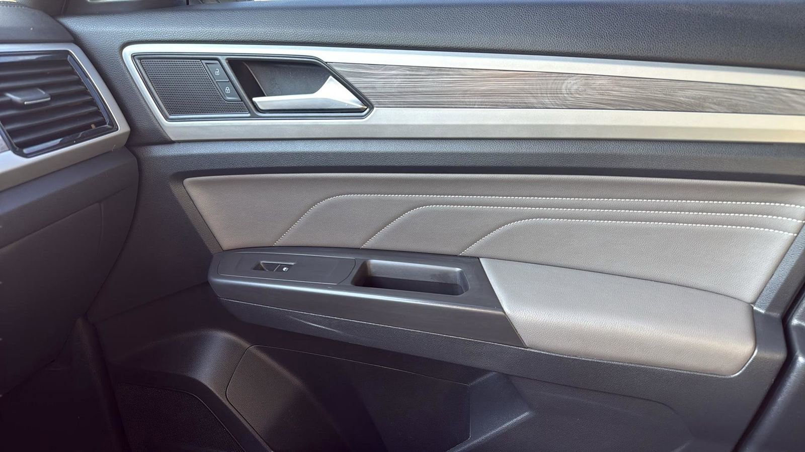 Used 2022 Volkswagen Atlas Cross Sport SE image 23