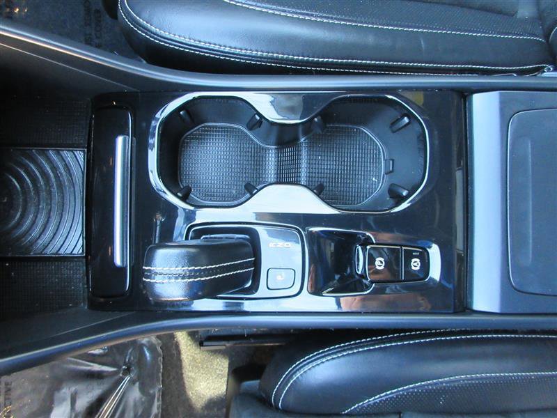 Used 2019 Volvo XC40 T4 R-Design image 17