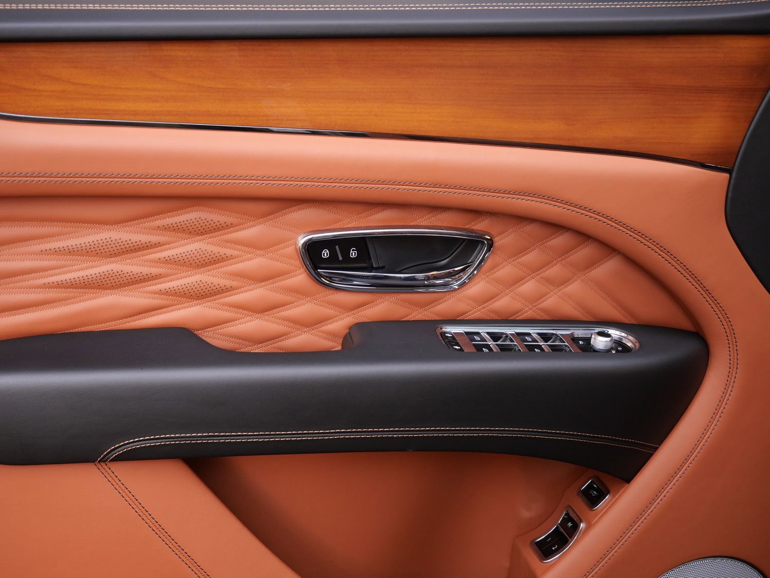 Used 2023 Bentley Bentayga Extended Wheelbase image 15