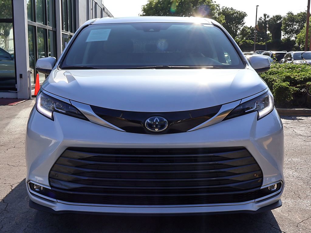 Used 2023 Toyota Sienna Limited FWD image 14