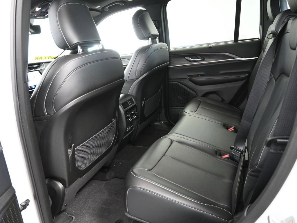 Used 2025 Jeep Grand Cherokee Limited w/ Luxury Tech Group II image 18