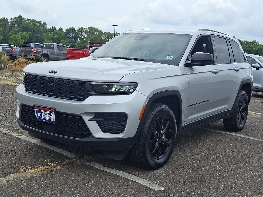 Used 2024 Jeep Grand Cherokee Altitude AWD/4WD image 5