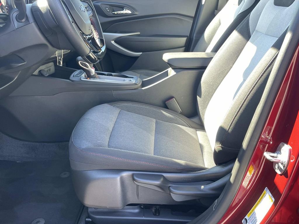 Certified 2025 Chevrolet Trax RS w/ Sunroof Package image 16