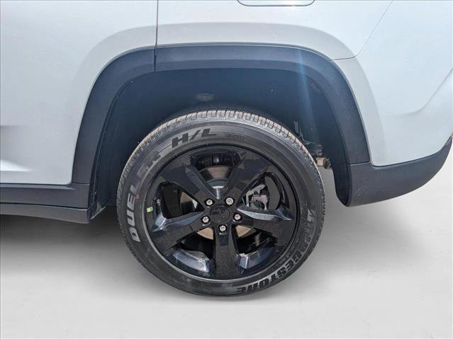 New 2025 Jeep Grand Cherokee Altitude image 9