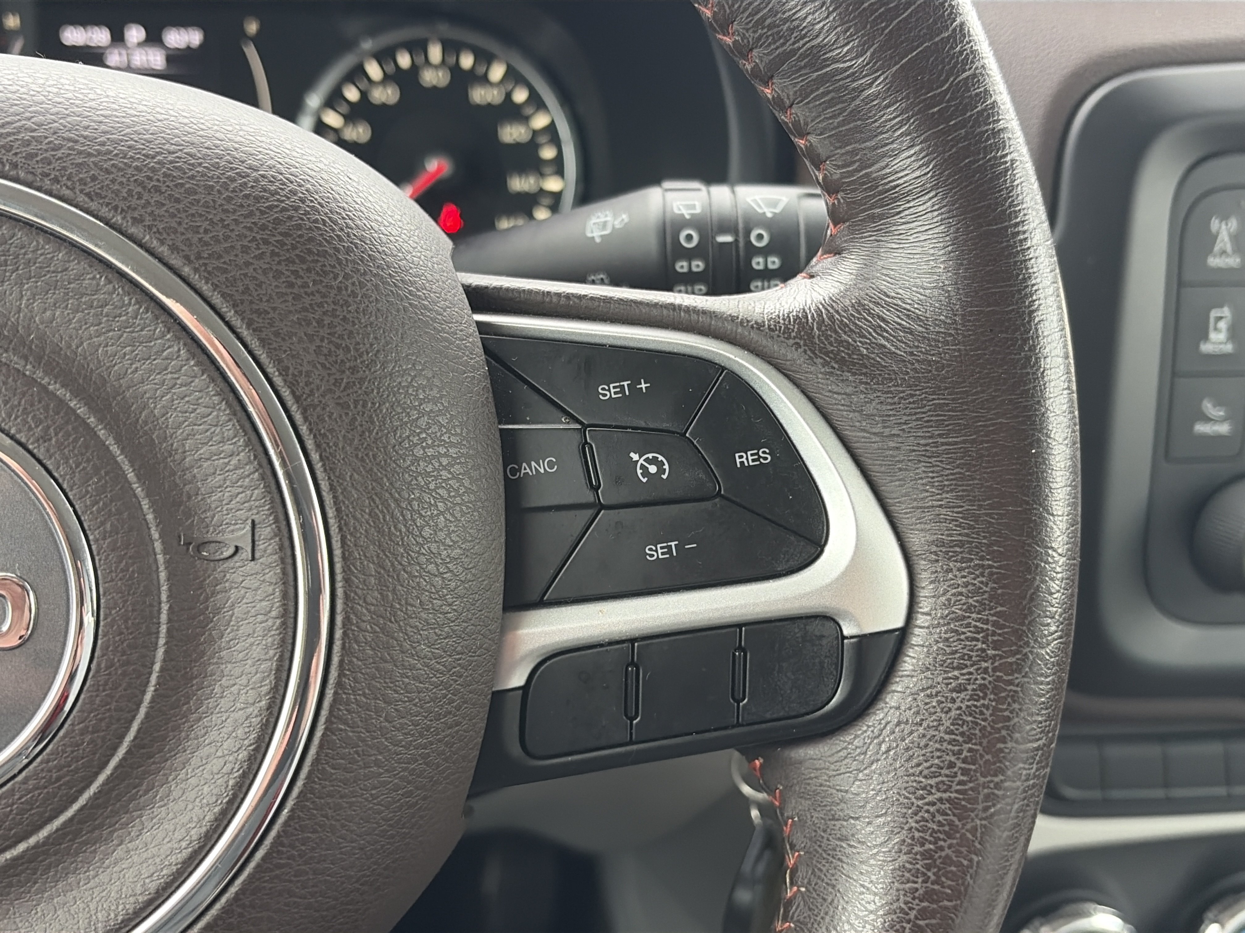 Used 2015 Jeep Renegade Latitude AWD/4WD image 21
