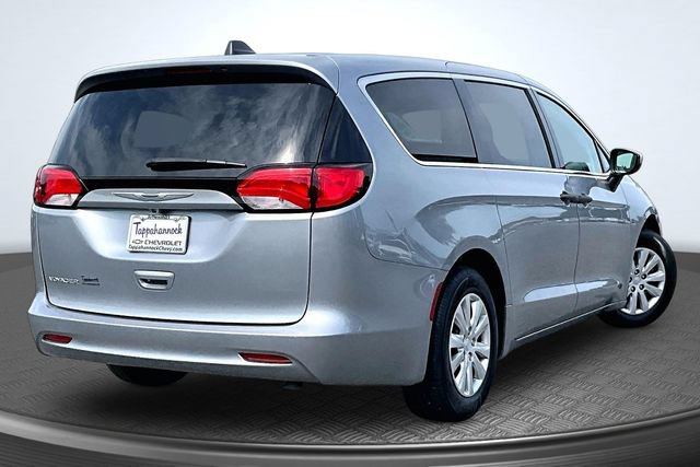 Used 2020 Chrysler Voyager L FWD image 5