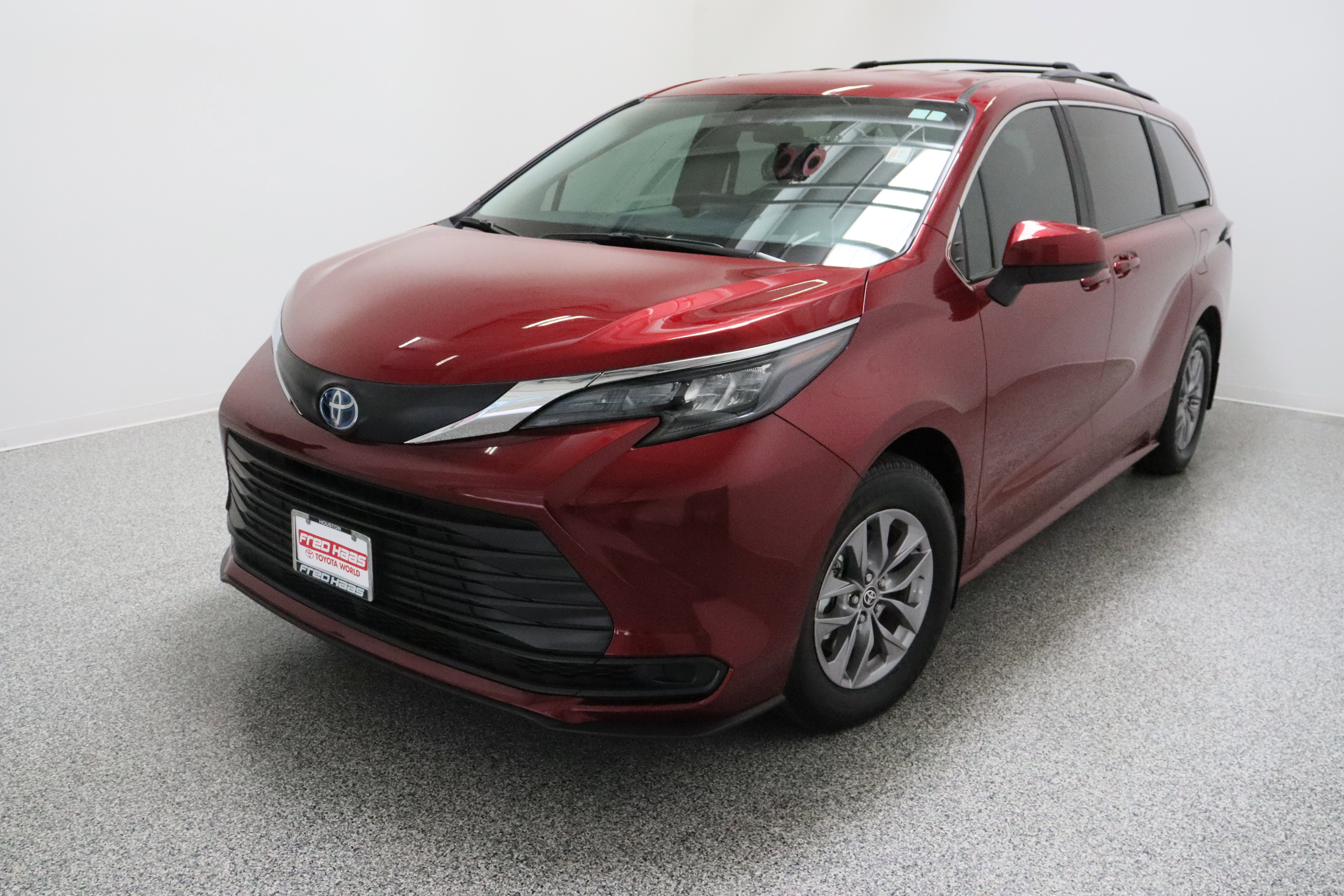 Used 2025 Toyota Sienna LE image 2