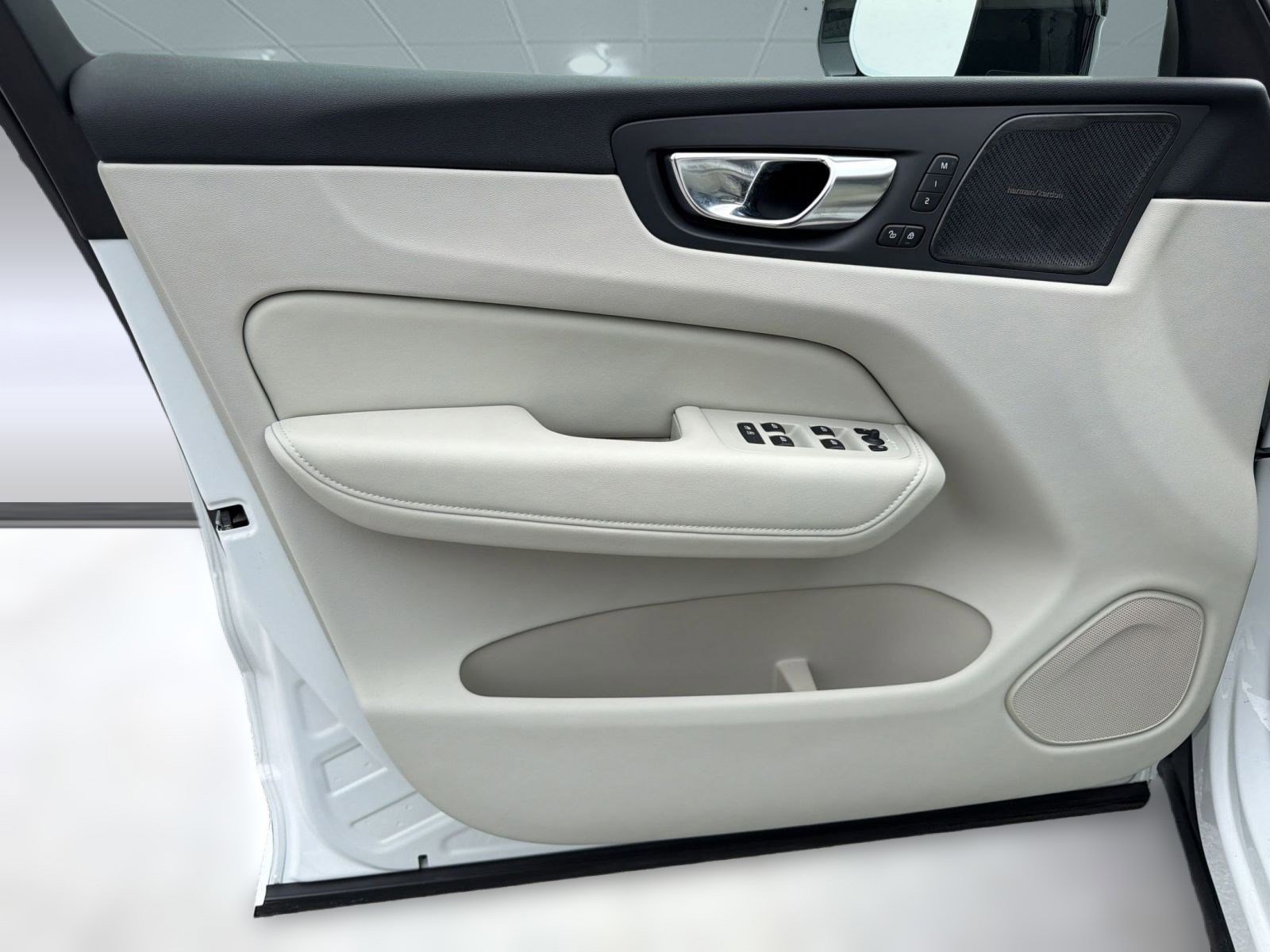 Certified 2024 Volvo XC60 B5 Ultimate image 22