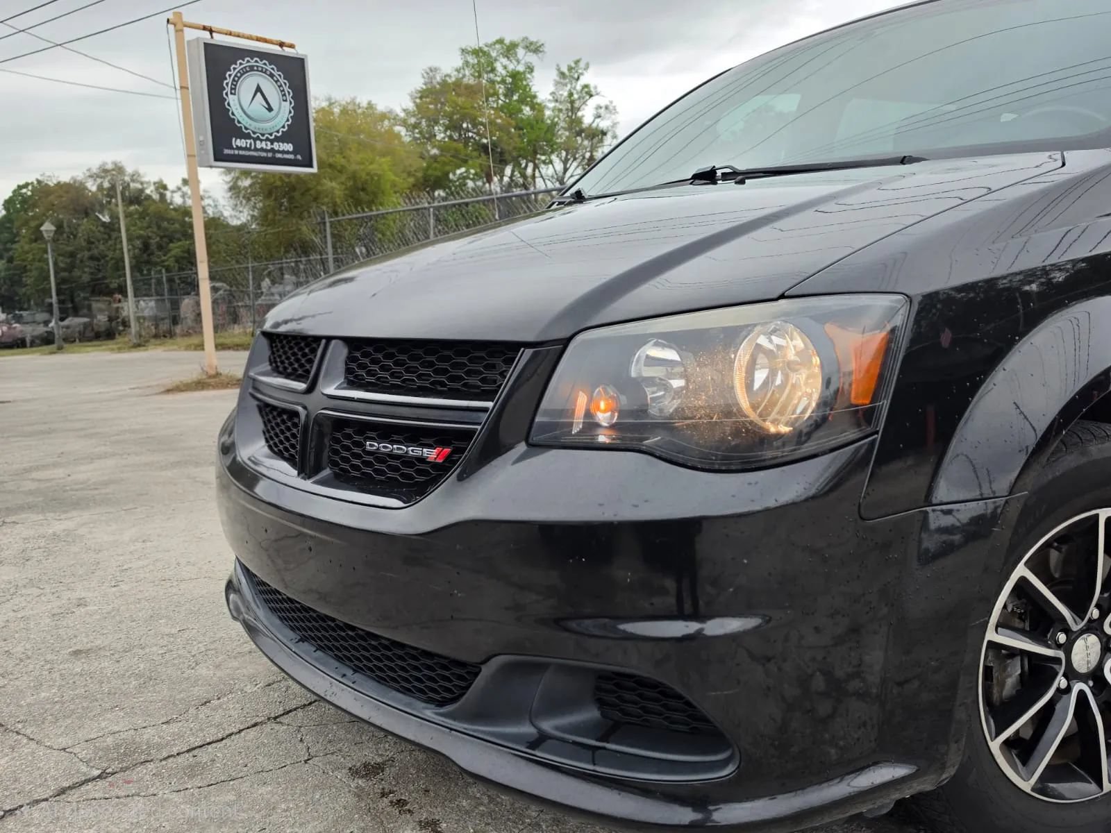 Used 2015 Dodge Grand Caravan SE w/ Quick Order Package 29E SE FWD image 3