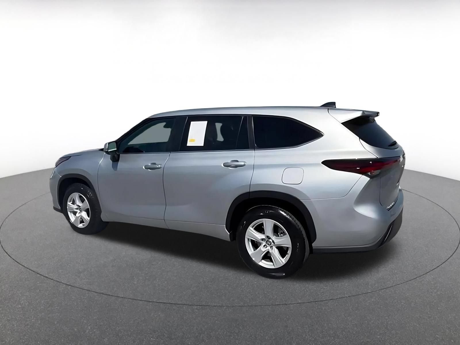 Used 2025 Toyota Highlander LE FWD image 10