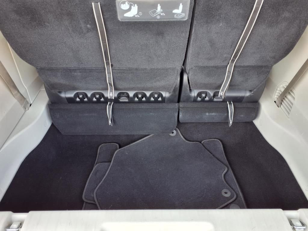 Used 2020 Chrysler Voyager LX image 24