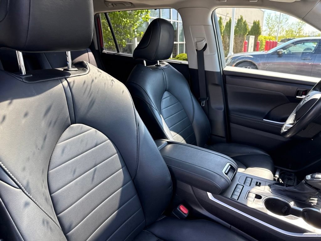 Used 2021 Toyota Highlander XLE AWD/4WD image 29