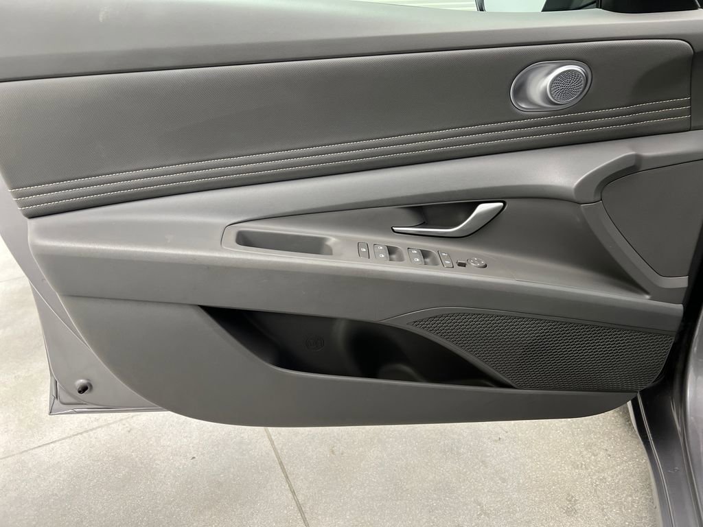 Used 2025 Hyundai Elantra SEL image 11