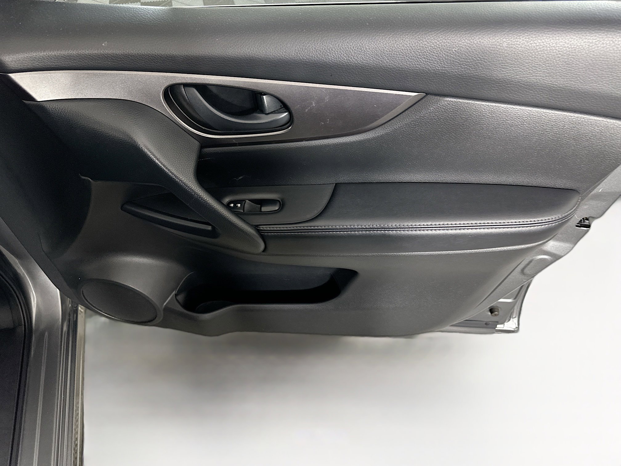 Used 2020 Nissan Rogue Sport S image 29