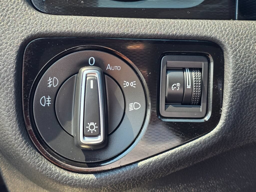 Used 2017 Volkswagen GTI SE FWD image 21