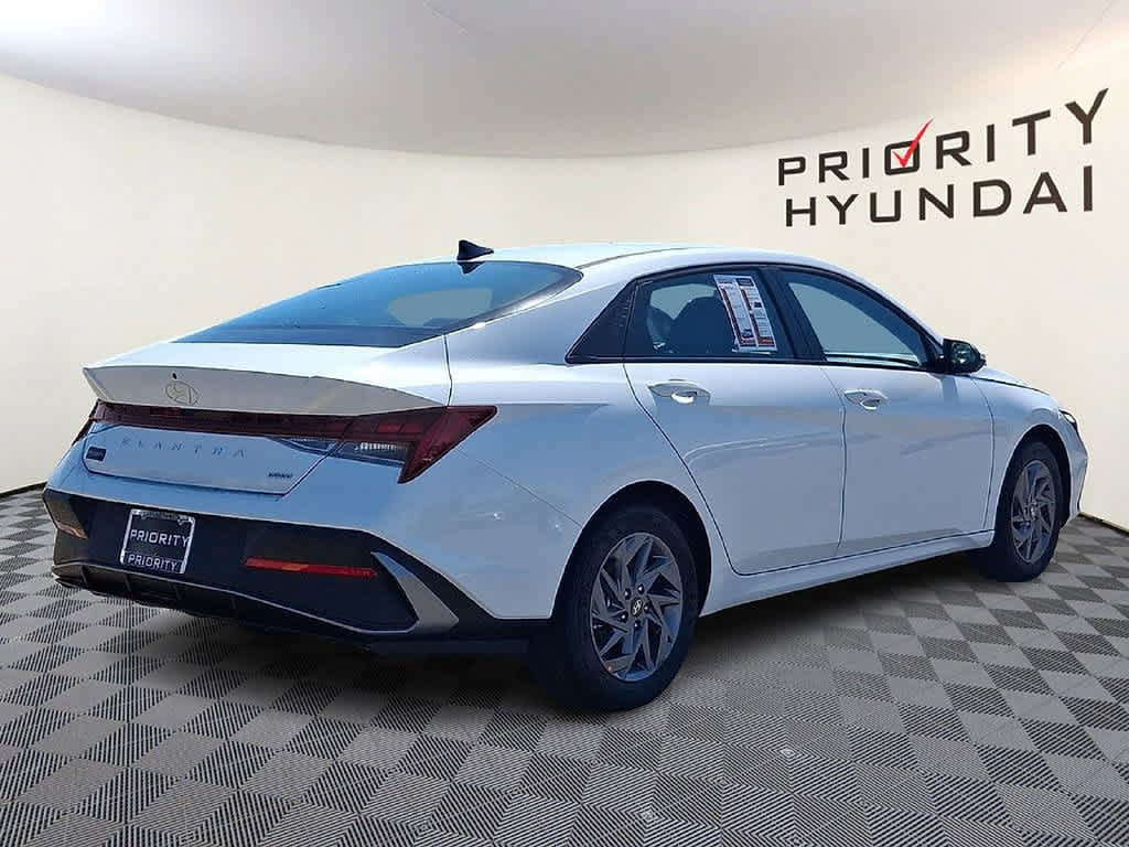 New 2026 Hyundai Elantra Hybrid FWD image 4