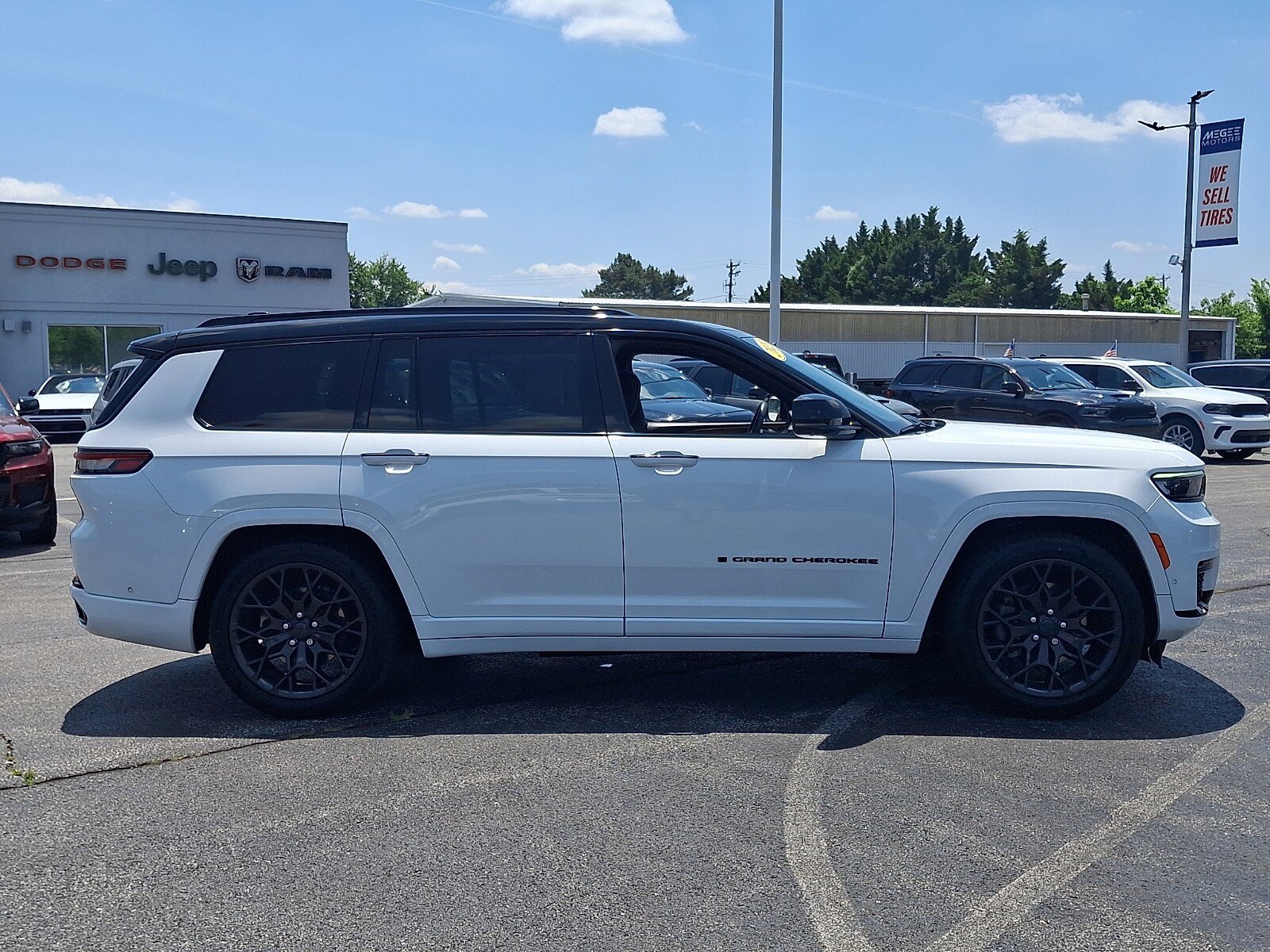 Used 2023 Jeep Grand Cherokee L Summit AWD/4WD image 7