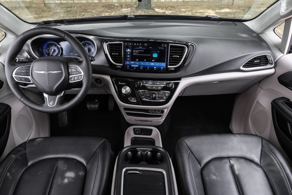 Used 2024 Chrysler Pacifica Touring-L FWD image 5