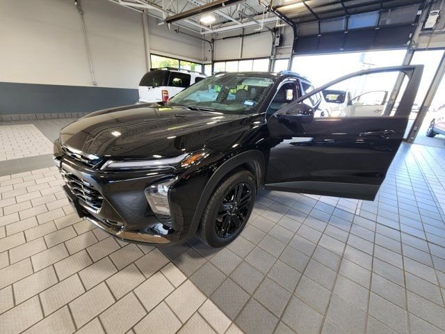 Used 2025 Chevrolet Trax ACTIV w/ Driver Confidence Package image 3