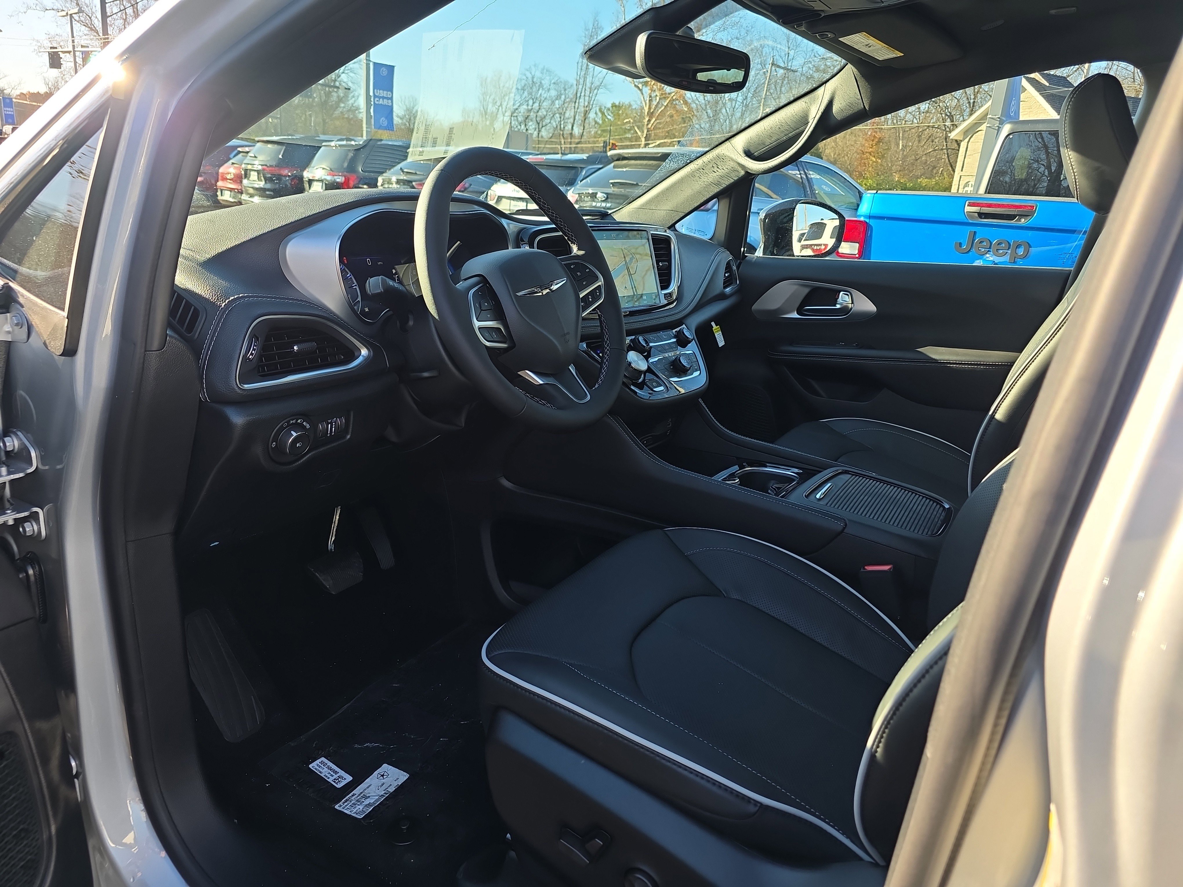 New 2026 Chrysler Pacifica Limited w/ Uconnect Theater Family Group image 3