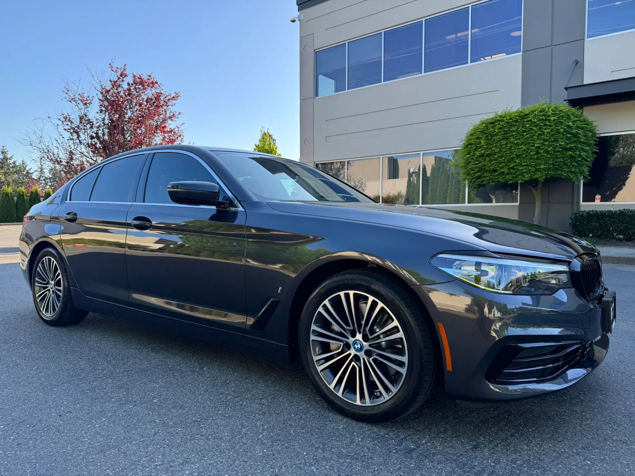 Used 2019 BMW 530e xDrive AWD/4WD image 1