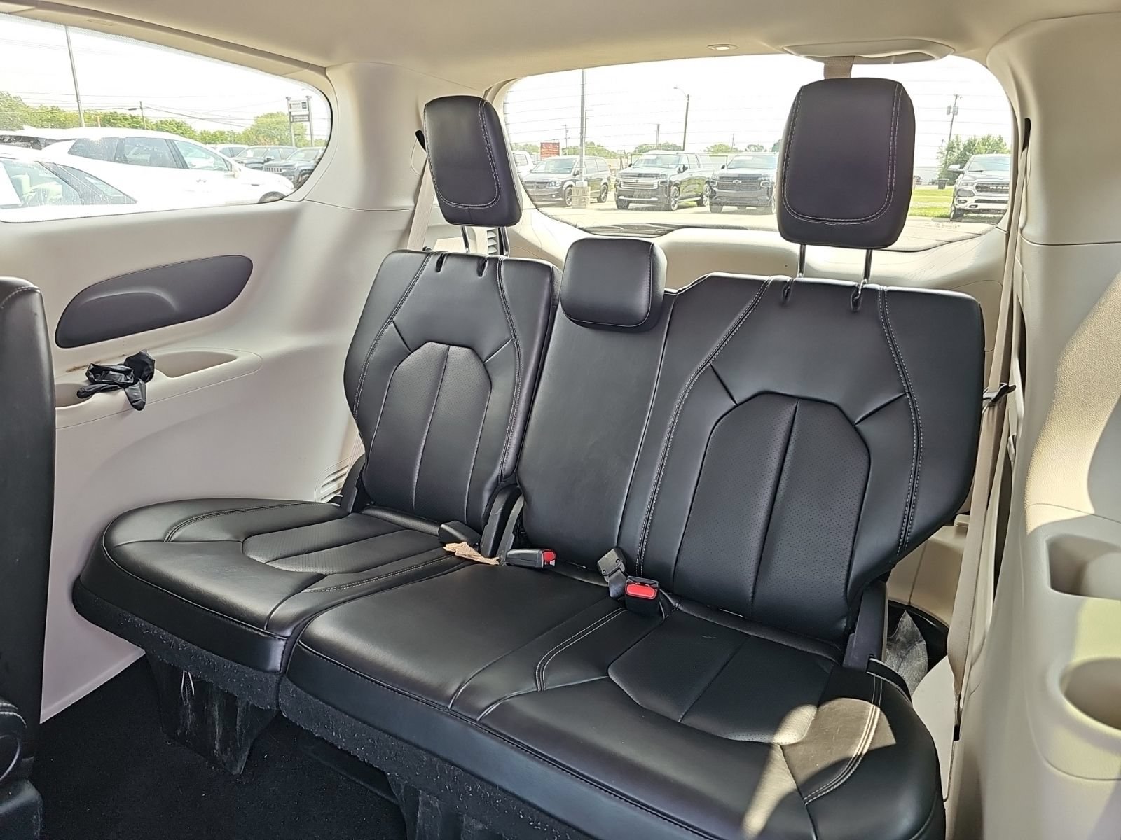 Used 2023 Chrysler Pacifica Touring-L FWD image 14