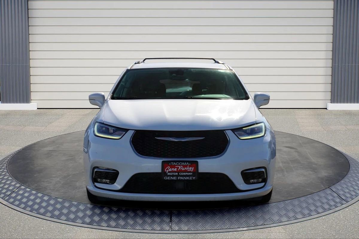 Used 2021 Chrysler Pacifica Touring-L image 2