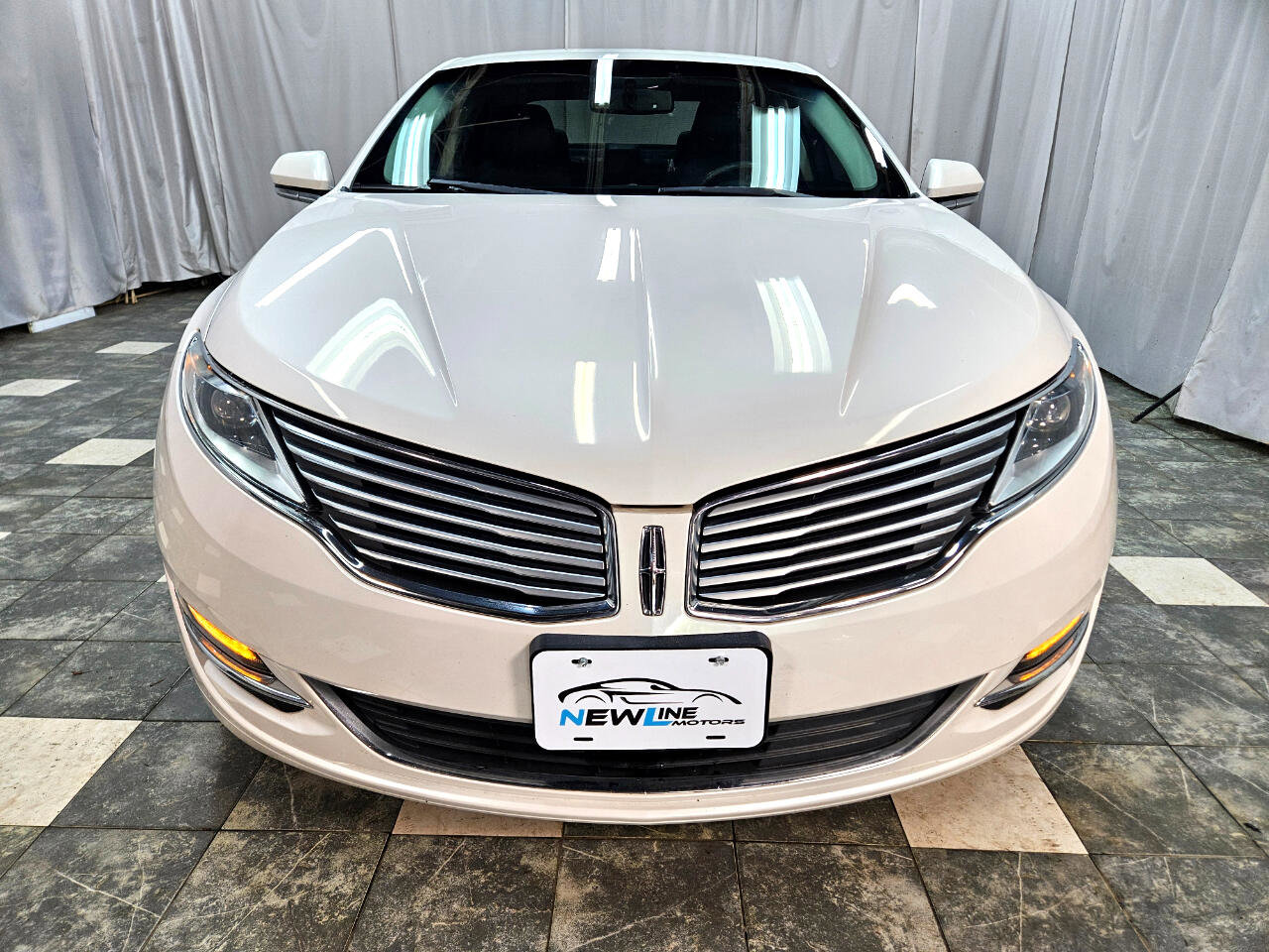 Used 2016 Lincoln MKZ image 3