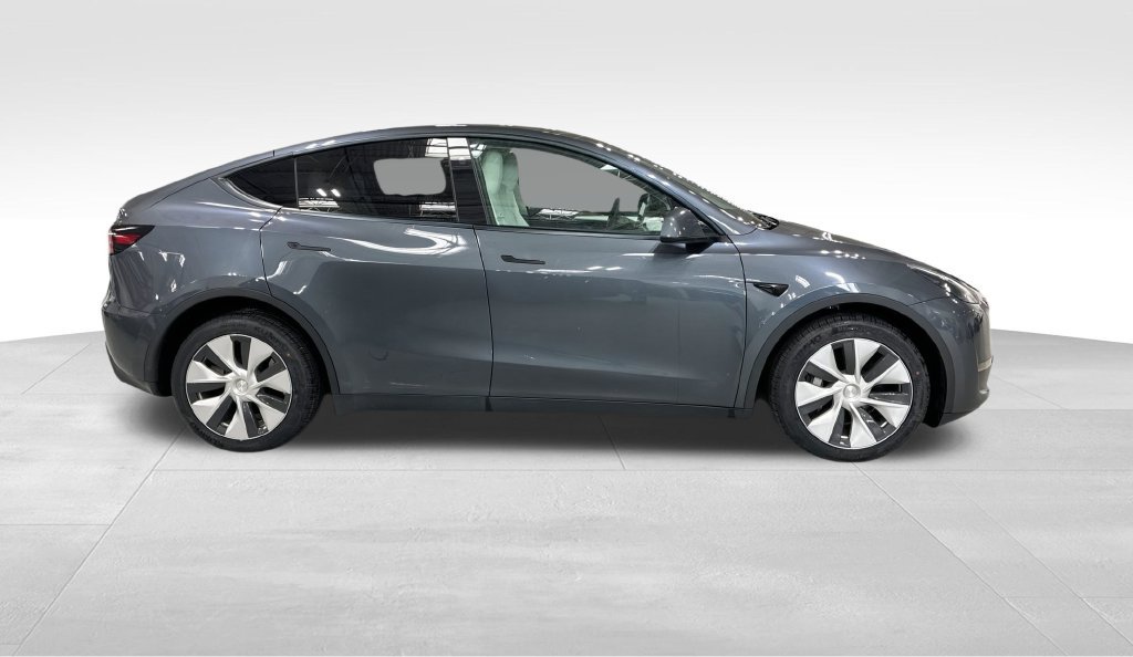 Used 2024 Tesla Model Y Long Range AWD/4WD image 3