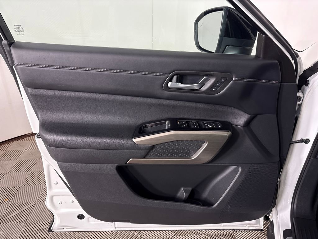 Used 2024 Nissan Pathfinder Platinum FWD image 15
