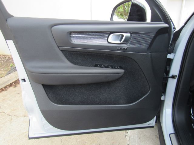 Used 2022 Volvo XC40 P8 Recharge Plus image 14