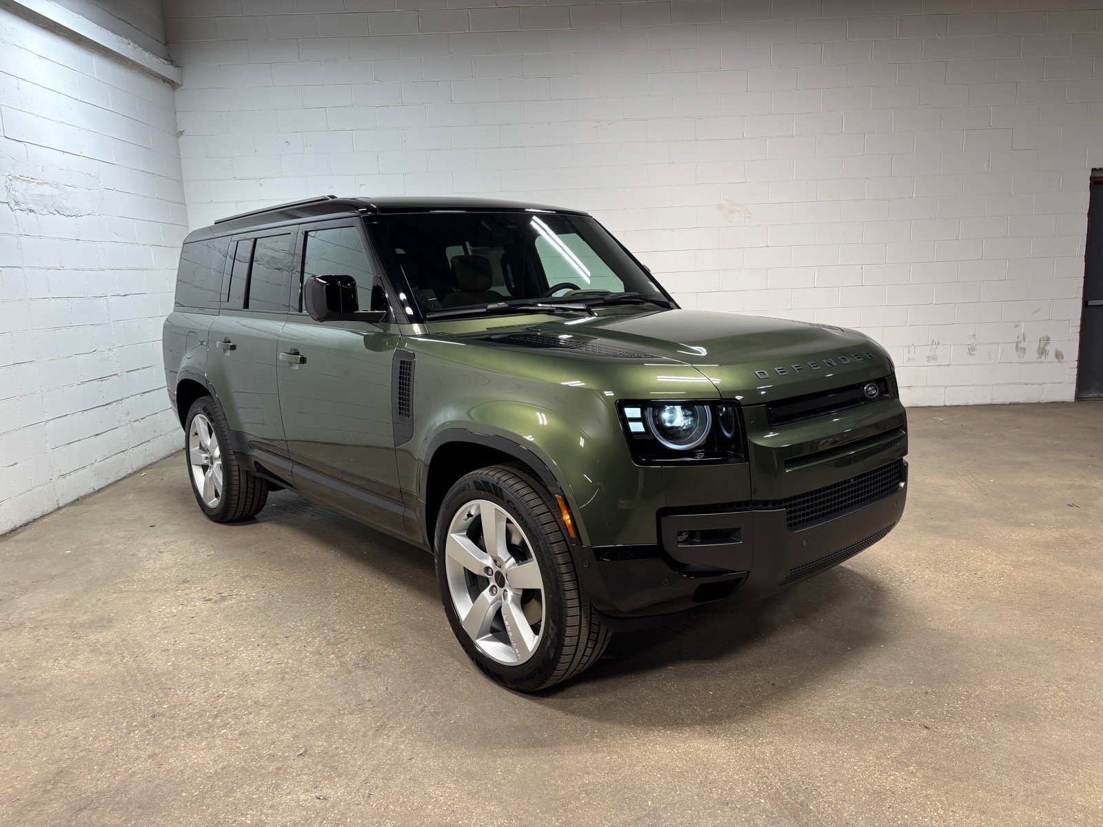 New 2026 Land Rover Defender 130 X-Dynamic SE AWD/4WD image 4