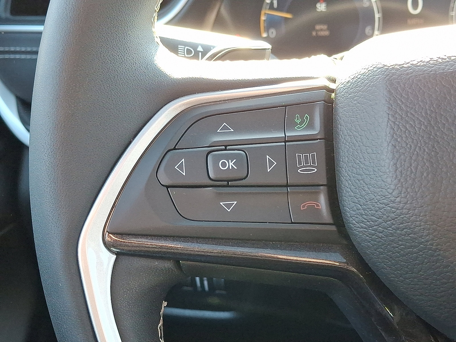 Used 2023 Jeep Grand Cherokee Altitude AWD/4WD image 23