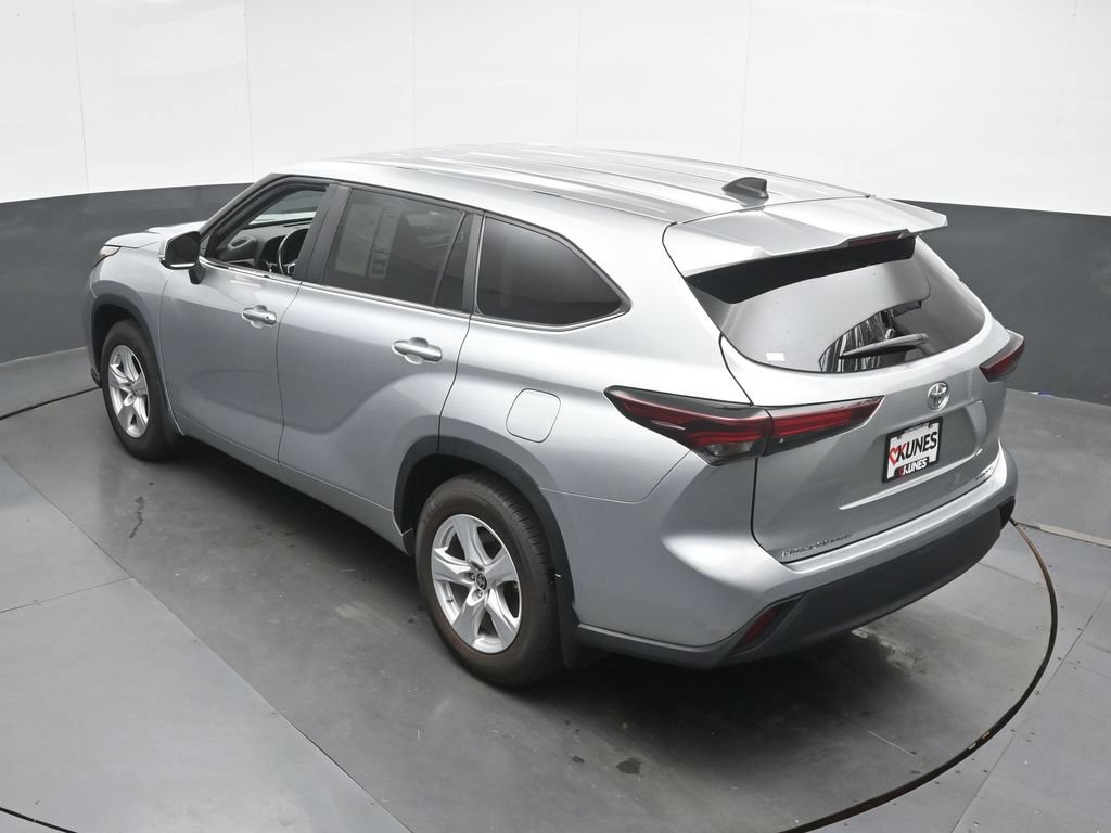 Used 2024 Toyota Highlander LE AWD/4WD image 38