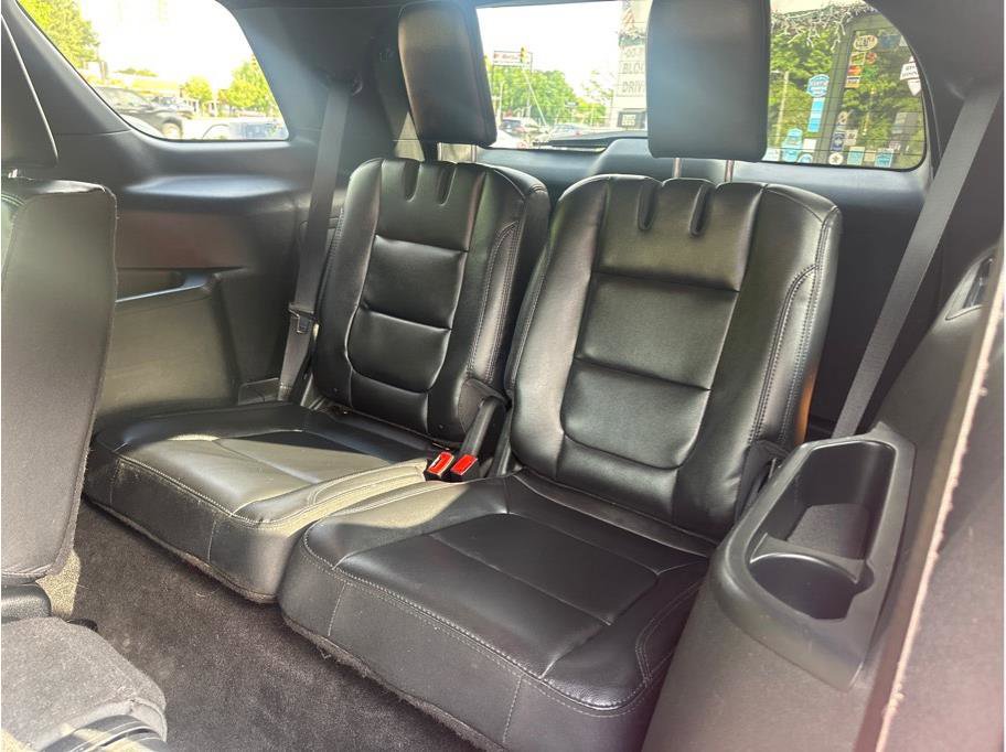 Used 2019 Ford Explorer XLT w/ Equipment Group 202A AWD/4WD image 9