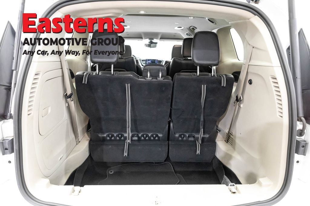 Used 2023 Chrysler Pacifica Touring-L FWD image 9