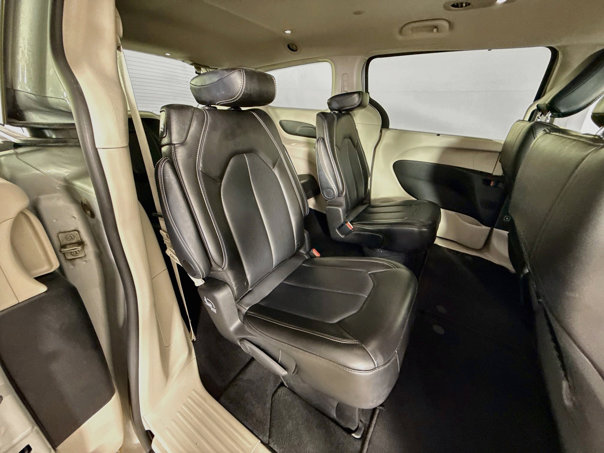 Used 2024 Chrysler Pacifica Touring-L FWD image 35