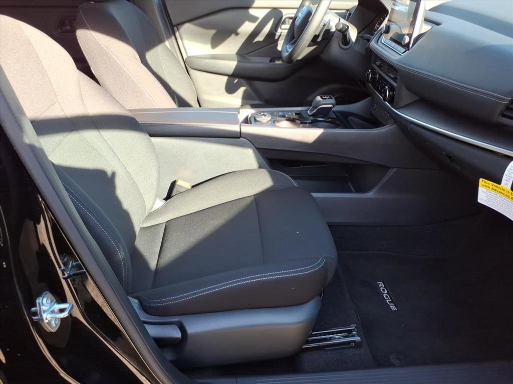 Used 2025 Nissan Rogue S image 6