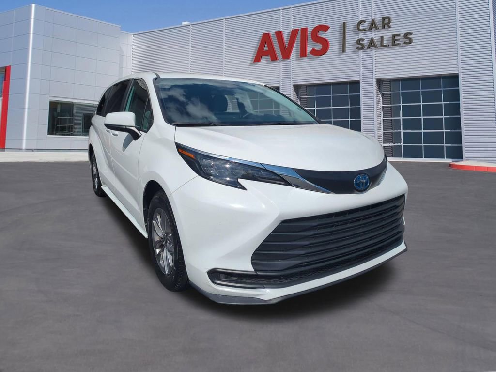 Used 2025 Toyota Sienna LE image 3